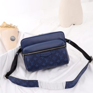 LOUIS VUITTON Taigaama Outdoor messenger